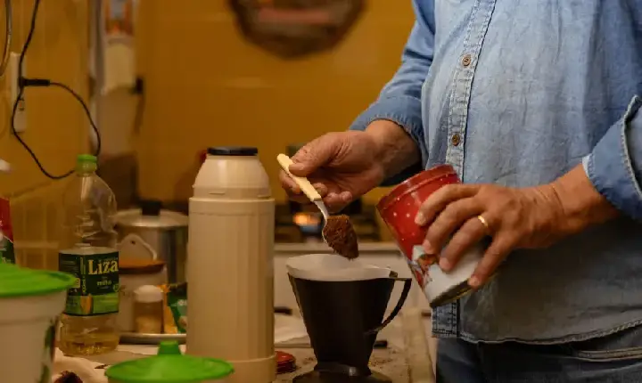 Café desidrata mesmo? Mitos que foram desmentidos pela ciência