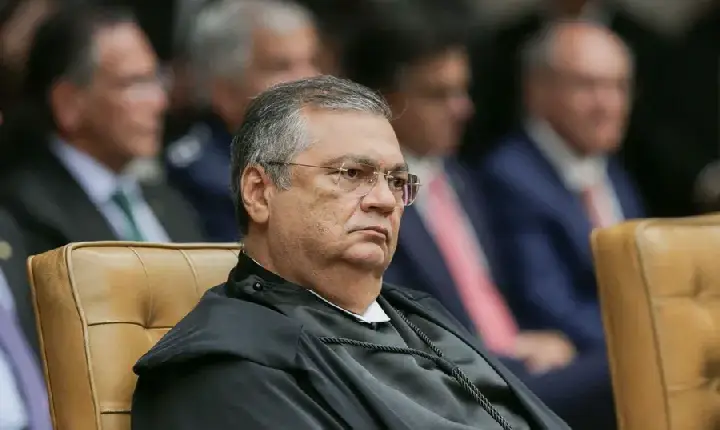 Dino proíbe novas leis e atos que criem “penduricalhos” fora do teto