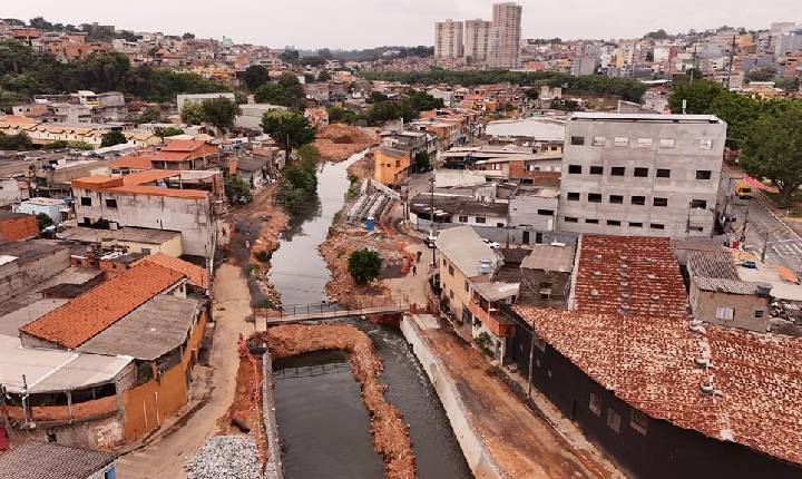 Prefeitura intensifica obras no Rio Cotia para combater enchentes no Maria Helena
