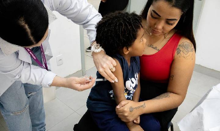 Vacinação nas escolas acontece neste sábado (17) para atualizar cadernetas de alunos e da população