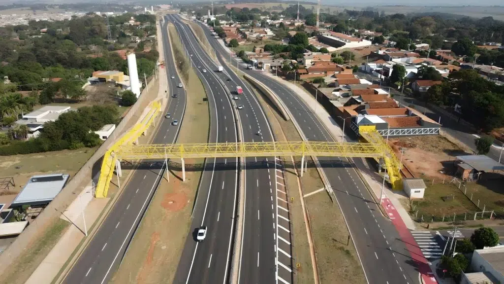 Rodovias concedidas ganharão 27 novas passarelas para pedestres até fim de 2026