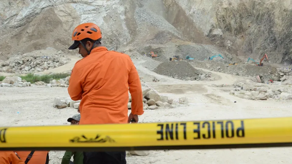 Brasileira que caiu em trilha de vulcão na Indonésia é achada morta