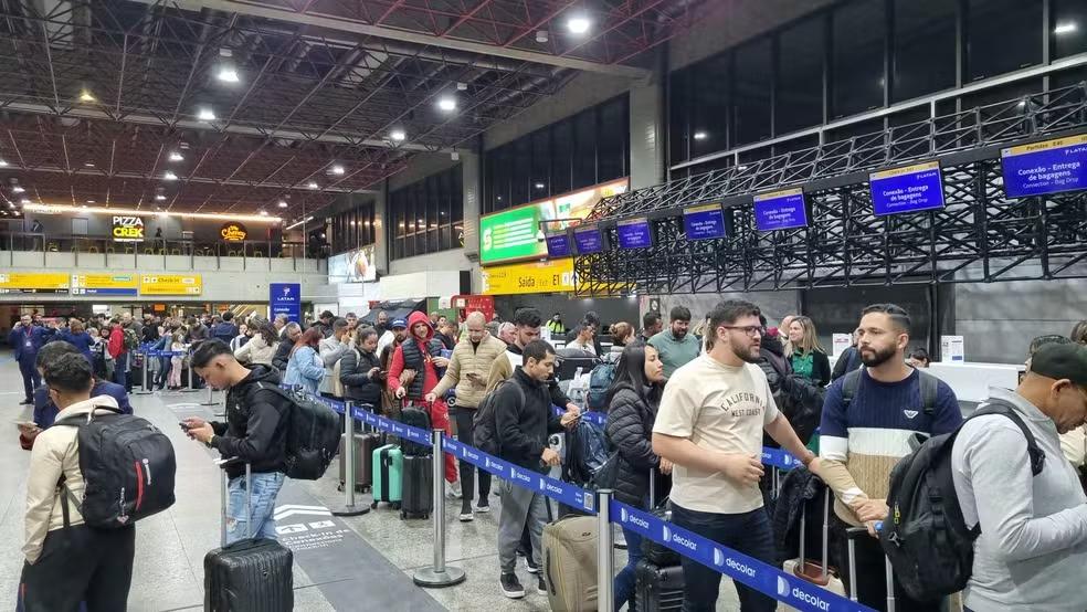 Drones interrompem pousos e decolagens no aeroporto de Guarulhos por 46 minutos; 6 voos foram cancelados e 35, afetados