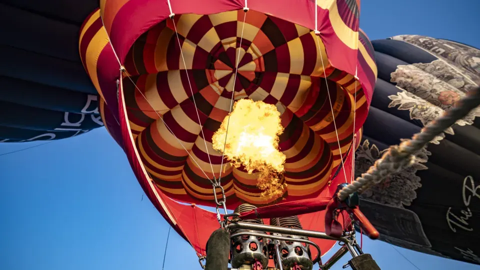 Grávida morre após queda de balão de ar quente clandestino em SP