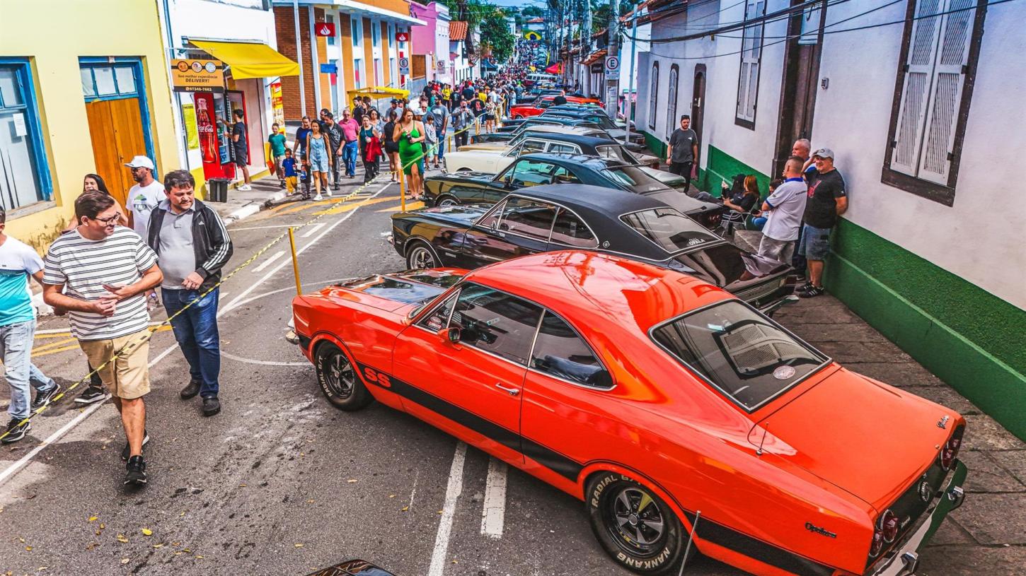 Antigomobilismo reúne 30 mil pessoas no coração de Santana de Parnaíba