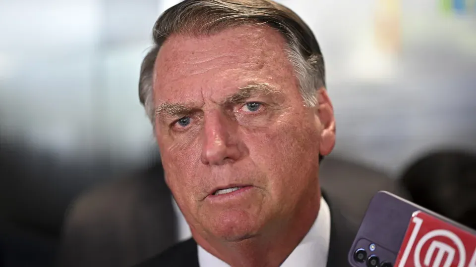 Ex-presidente Bolsonaro é alvo de operação da Polícia Federal sob ordem do STF
