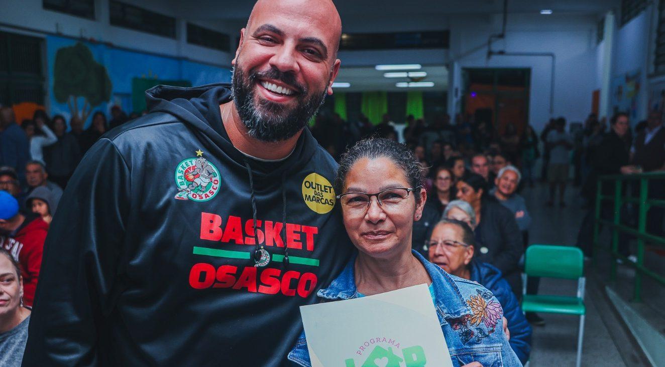 Prefeitura de Osasco entrega 70 títulos fundiários para moradores da Fazendinha