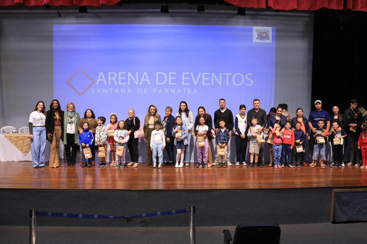 Prefeitura beneficia 218 alunos com entrega de óculos de grau por meio do Projeto Águia