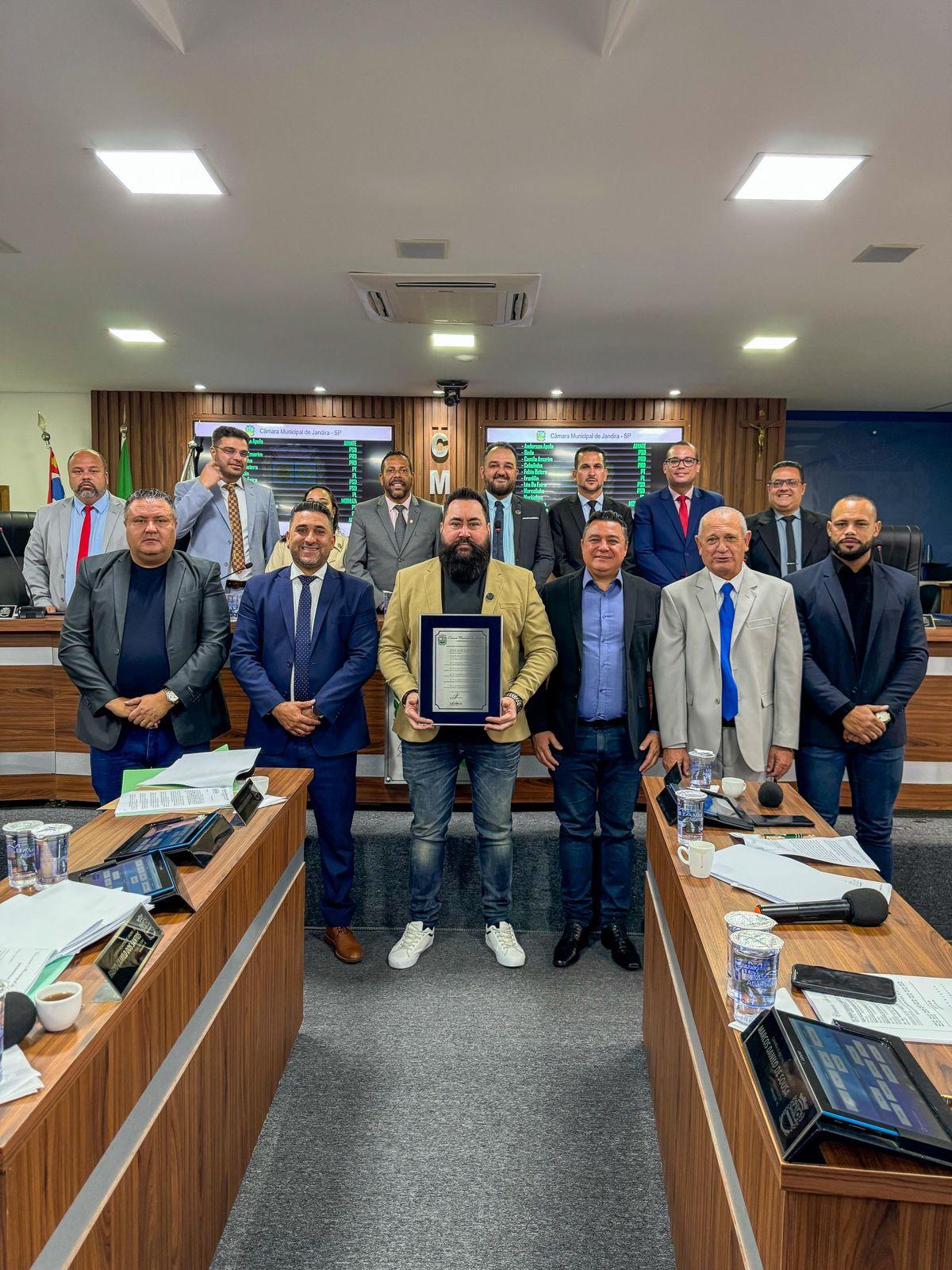 Reconhecimento e emoção: Secretário Ricardo Antunes recebe Título de Cidadão Jandirense na Câmara Municipal