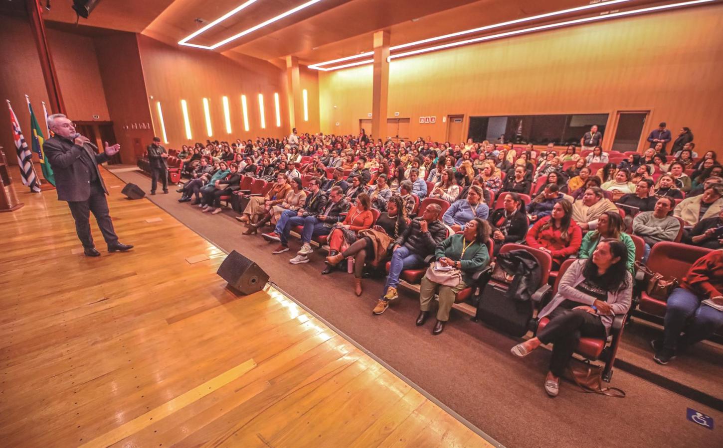 Santana de Parnaíba: Seminário de alfabetização e cursos marcam volta às aulas na cidade da educação