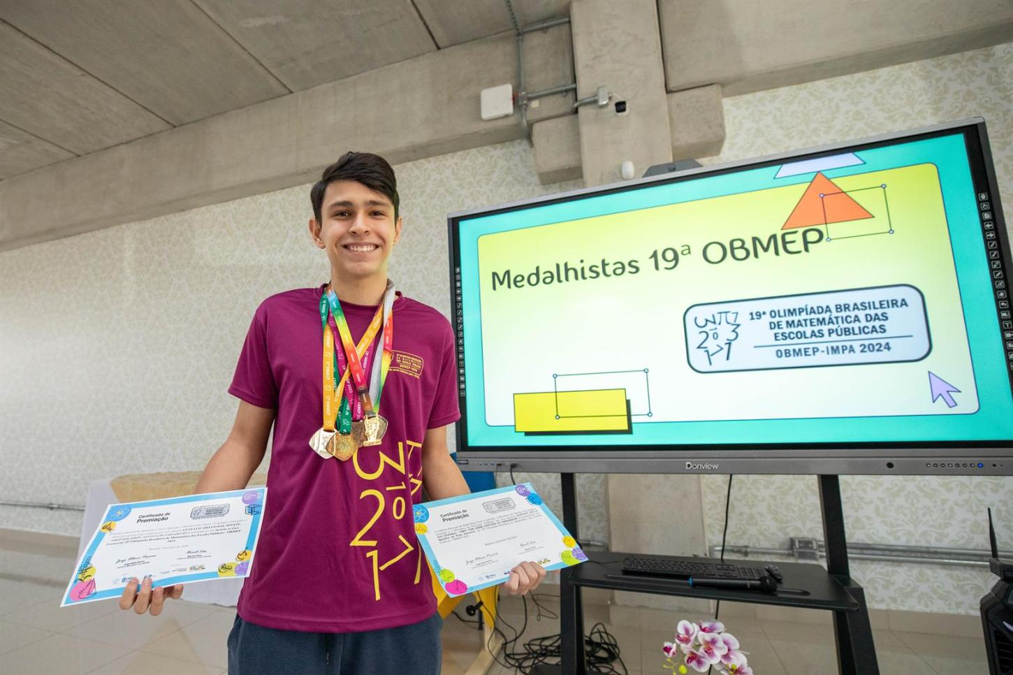 Estudantes medalhistas da Olimpíada de Matemática são homenageados