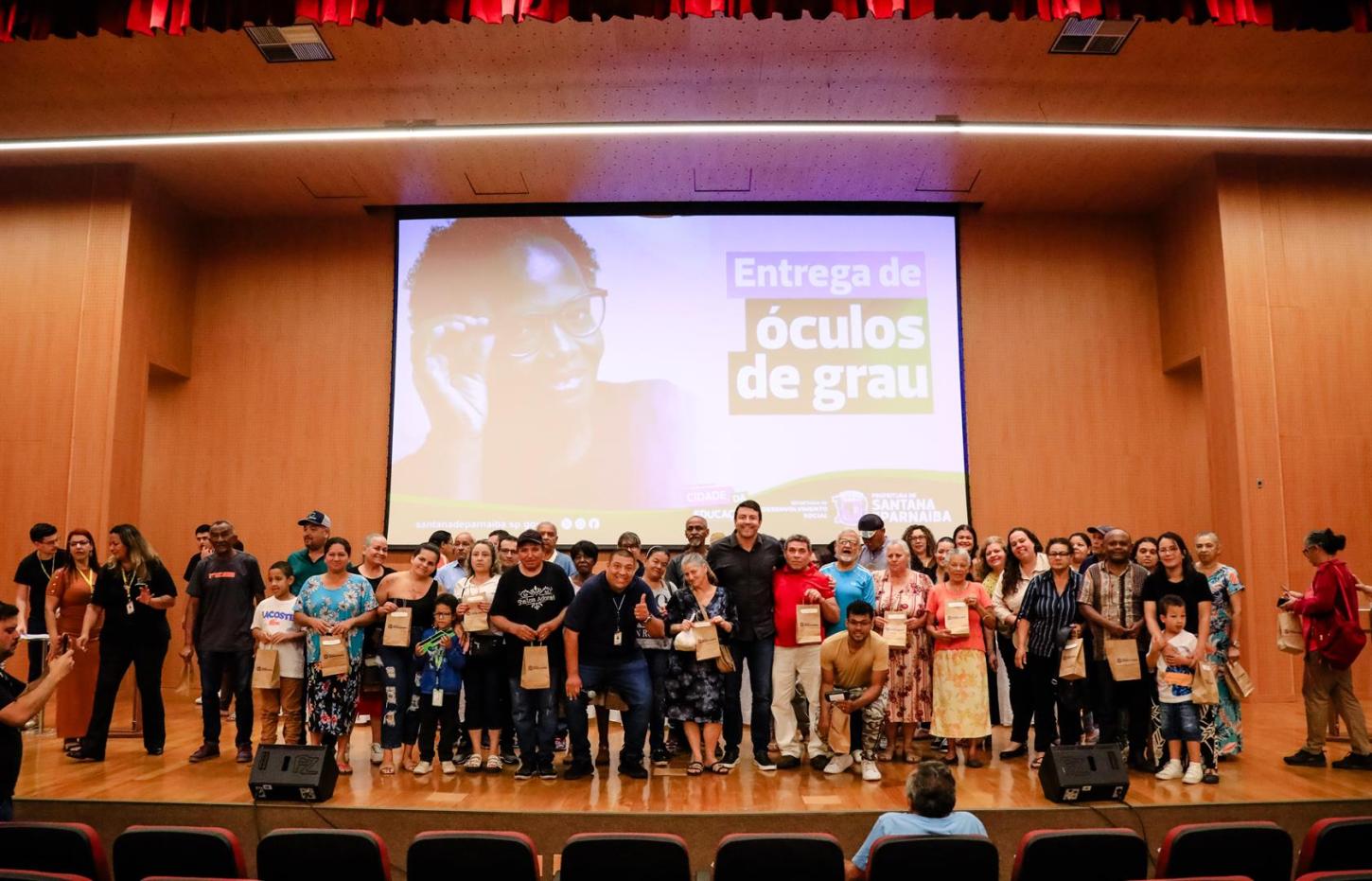 Prefeitura entrega mais 192 óculos de grau a pessoas atendidas pelos CRAS da cidade