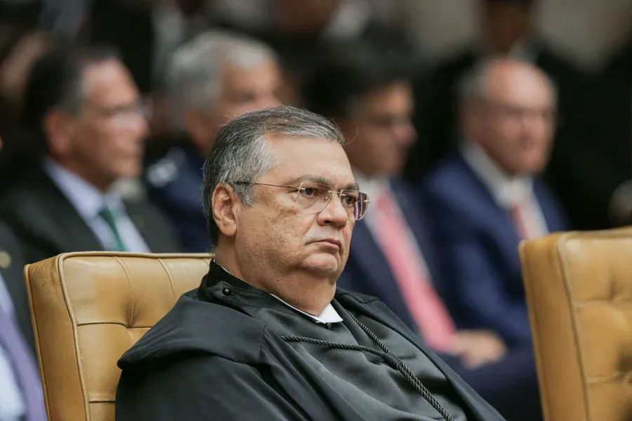 Dino proíbe novas leis e atos que criem “penduricalhos” fora do teto
