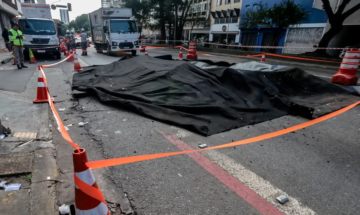 Explosão abre grande buraco na Rua da Consolação em São Paulo