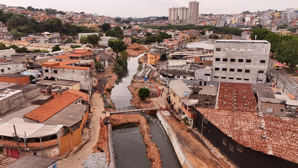 Prefeitura intensifica obras no Rio Cotia para combater enchentes no Maria Helena
